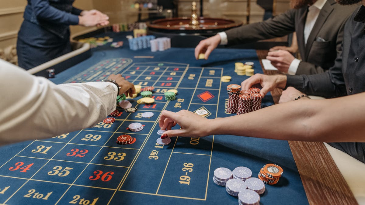 Guide to online baccarat for beginners — rules, bets, and house edge